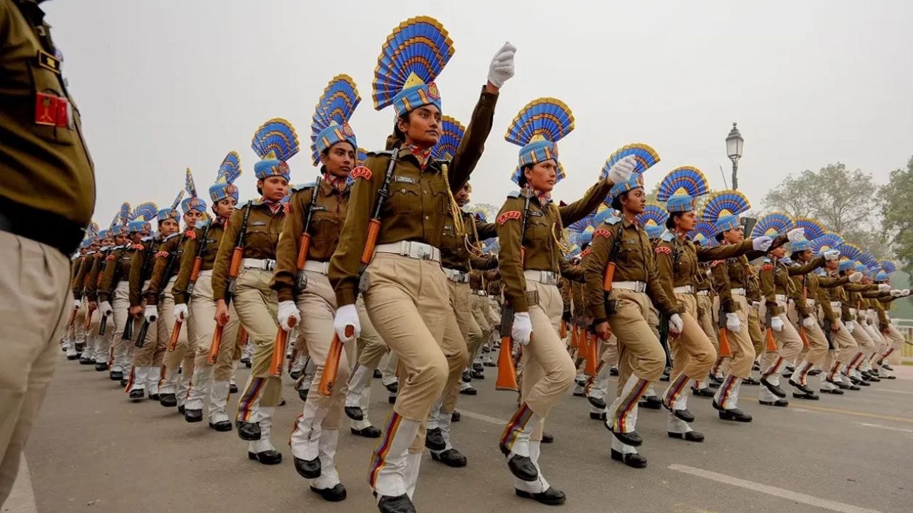 இந்த சிறப்பு பேரணியை பார்வையிட உலக அளவில் இருந்து சுமார் 10,000 சிறப்பு விருந்தினர்களுக்கு அழைப்பு விடுக்கப்பட்டுள்ளது. இதனால், அங்கு பாதுகாப்பு ஏற்பாடுகள் பலப்படுத்தப்பட்டு வருகிறது. இந்த நிலையில், இந்த சிறப்பு பேரணியை காண செல்பவர்கள் என்ன என்ன பொருட்களை எடுத்துச் செல்லக் கூடாது என்பது குறித்து பார்க்கலாம்.