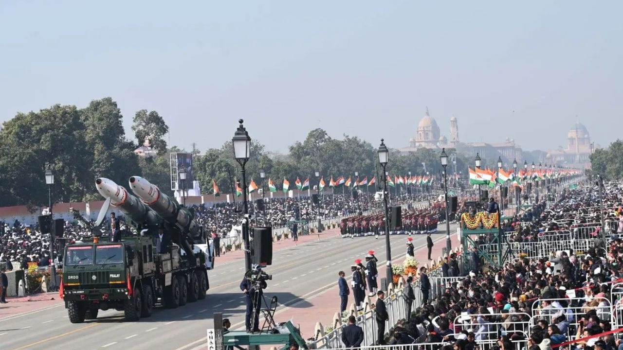 குடியரசு தின பேரணியை காண செல்லும் நபர்கள் கத்தி, கத்தரிக்கோல், பிளேடு, நகம் வெட்டி உள்ளிட்ட கூர்மையான பொருட்களை எடுத்துச் செல்ல அனுமதி இல்லை. இதேபோல  சிகரெட், பீடி, குட்கா, மது உள்ளிட்ட எந்த விதமான போதைப் பொருட்களையும் எடுத்துச் செல்ல அனுமதி இல்லை. 