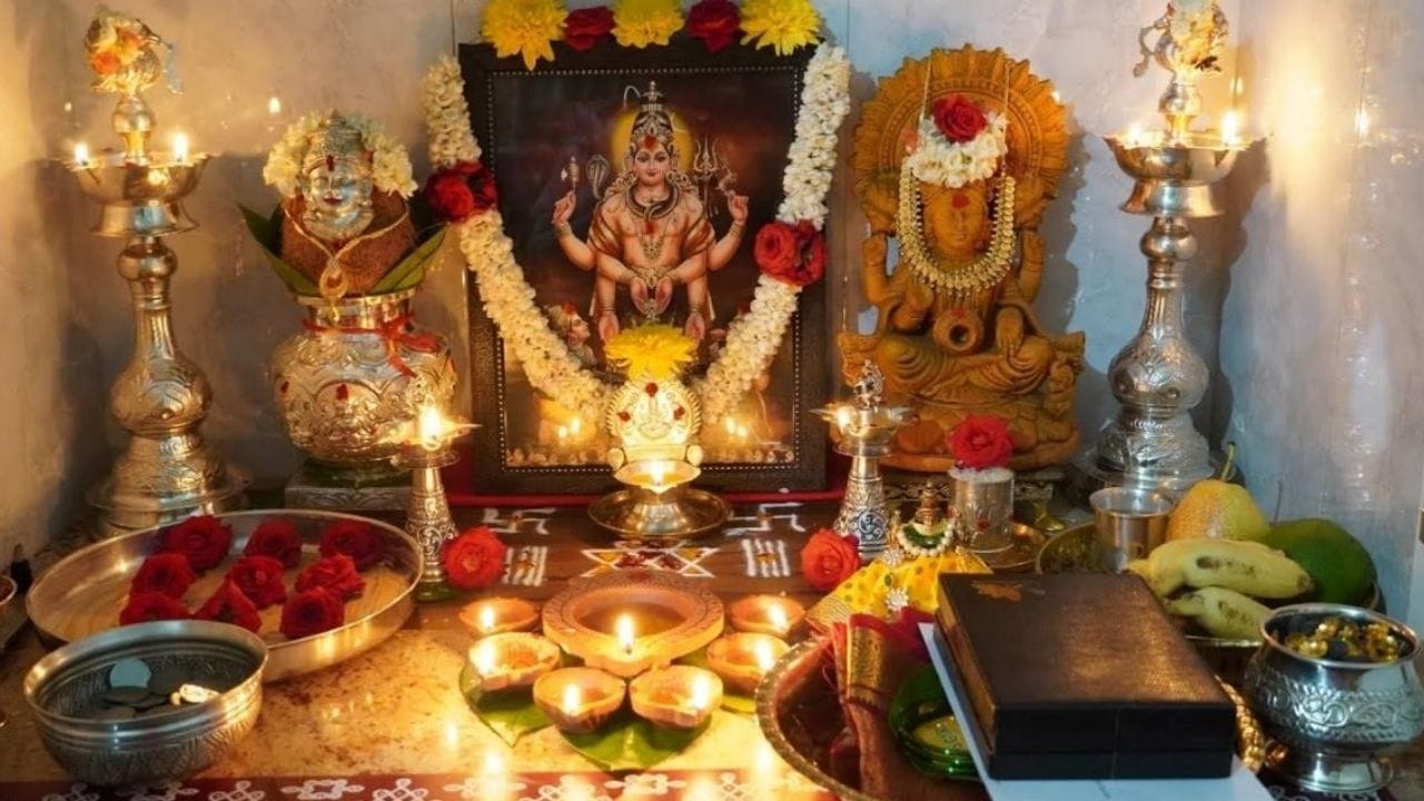 கோவிலுக்கு செல்ல முடியாதவர்கள் வீட்டிலேயே மாலை 4:30 முதல் 6:00 மணி வரை சிவபெருமான் படத்தை சுத்தம் செய்து, சந்தனம் குங்குமம் வைத்து, ஒரு தீபம் ஏற்றி வழிபடலாம். இந்த நேரத்தில், அரிசி மற்றும் சர்க்கரையை பொடியாக்கி ஒரு தட்டில் வைத்து சிவபெருமானுக்கு நைவேத்யமாக அர்ப்பணித்து, வேண்டுதல் நிறைவேறிய பின் அந்தப் பொடியை மரம் அல்லது செடி அடியில் இடுவது கர்ம வினைகளை குறைக்கும் என்று நம்பப்படுகிறது. எறும்புகள் அந்தப் பொடியை சுலபமாக உண்ணும் அளவுக்கு, வாழ்க்கையில் உள்ள கடுமையான பிரச்சனைகளும் சுலபமாக தீரும் என்பது ஐதீகம்.