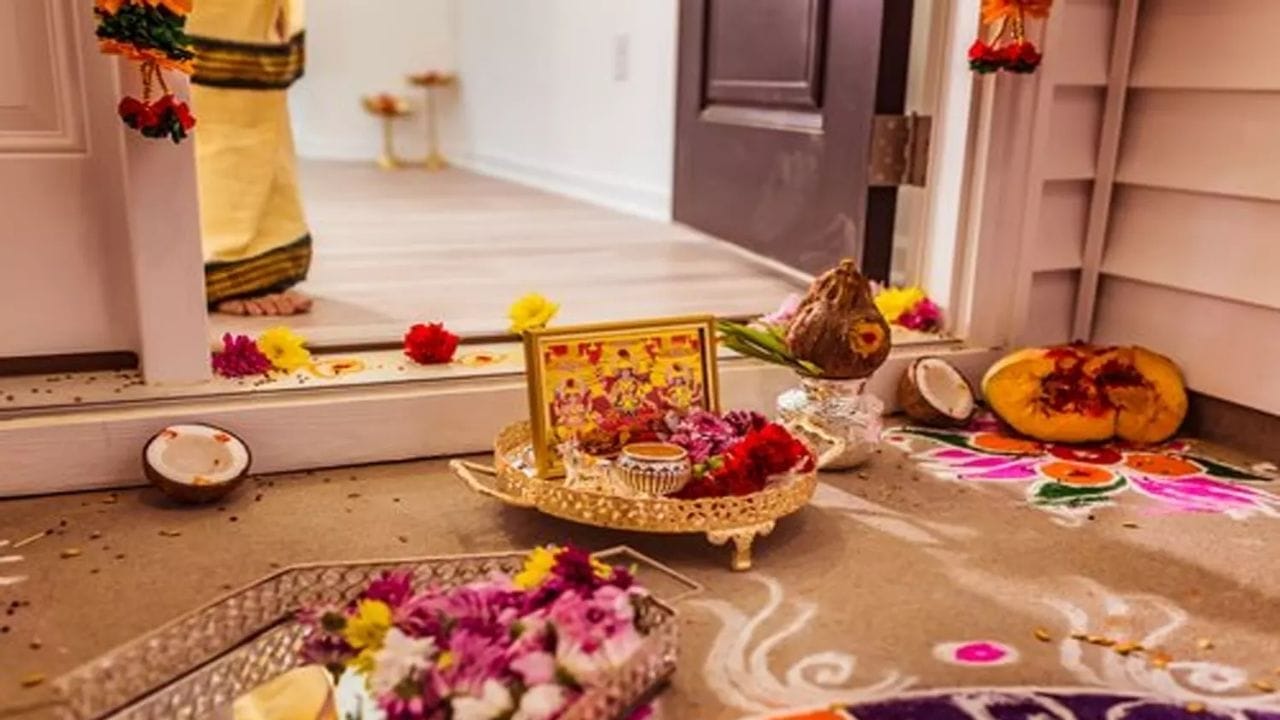 இன்றைய நாளுக்கான சிறப்பு பரிகாரம் இரவில் செய்ய வேண்டிய ஒரு எளிய முறையாகும். இந்த பரிகாரத்திற்கு உள்ளங்கை அளவிலான மஞ்சள் நிற துணி தேவை. மஞ்சள் நிறம் குருபகவானுக்கும் மகாலட்சுமி தாயாருக்கும் உகந்த நிறமாகும். மஞ்சள் துணி இல்லையெனில், வெள்ளை துணியில் மஞ்சள் கலந்த நீரைப் பூசி பயன்படுத்தலாம். அந்த துணியில் ஒரு ஸ்பூன் கல்லுப்பை வைக்க வேண்டும். இந்த கல்லுப்பு சமையலுக்குப் பயன்படுத்தாத புதியதாக இருக்க வேண்டும். இத்துடன் நல்ல நிலையில் இருக்கும் ஒரு ஏலக்காயையும் சேர்க்க வேண்டும். ஏலக்காய் பணவசியம் கொண்ட பொருளாகக் கருதப்படுகிறது. சிவப்பு அல்லது நீல பேனாவால் அந்த ஏலக்காயின் மீது “520” என்ற எண்ணை எழுத வேண்டும். பின்னர் ஒரு ரூபாய் நாணயத்தையும் சேர்த்து, கல்லுப்பு, ஏலக்காய், ரூபாய் நாணயம் ஆகிய மூன்றையும் மஞ்சள் துணியில் சிறிய முடிச்சாகக் கட்ட வேண்டும்.