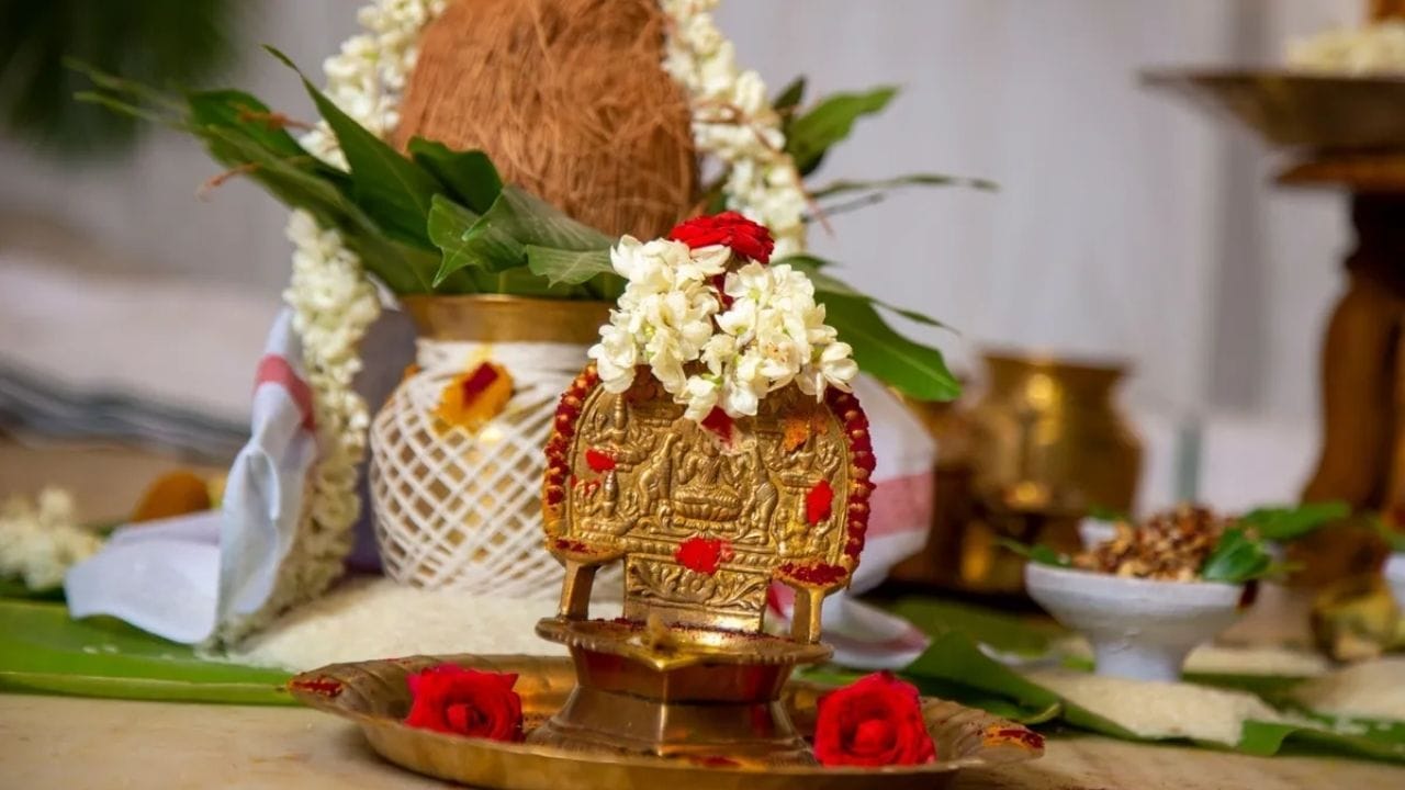 இந்த முடிச்சை இடது உள்ளங்கையில் வைத்து, வலது கையால் மூடி கண்களை மூடி, “நான்கு திசைகளிலிருந்தும் நான் பணத்தை ஈர்க்கிறேன். தினந்தோறும் என்னைத் தேடி பணம் வந்து கொண்டே இருக்கிறது. என் வீட்டில் அளவில்லாமல் செல்வம் சேர்ந்து கொண்டே இருக்கிறது” என்ற போன்ற நேர்மறை உறுதிமொழிகளை சொல்ல வேண்டும். பின் அந்த முடிச்சை தலைகாணிக்கடியில் வைத்து தூங்க வேண்டும். இது ஒரு வாரம் அப்படியே இருக்கட்டும். இதனால் மனதில் உள்ள பணம் தொடர்பான எதிர்மறை எண்ணங்கள் நீங்கி, பணவரவு அதிகரிக்கும் என்று நம்பப்படுகிறது.