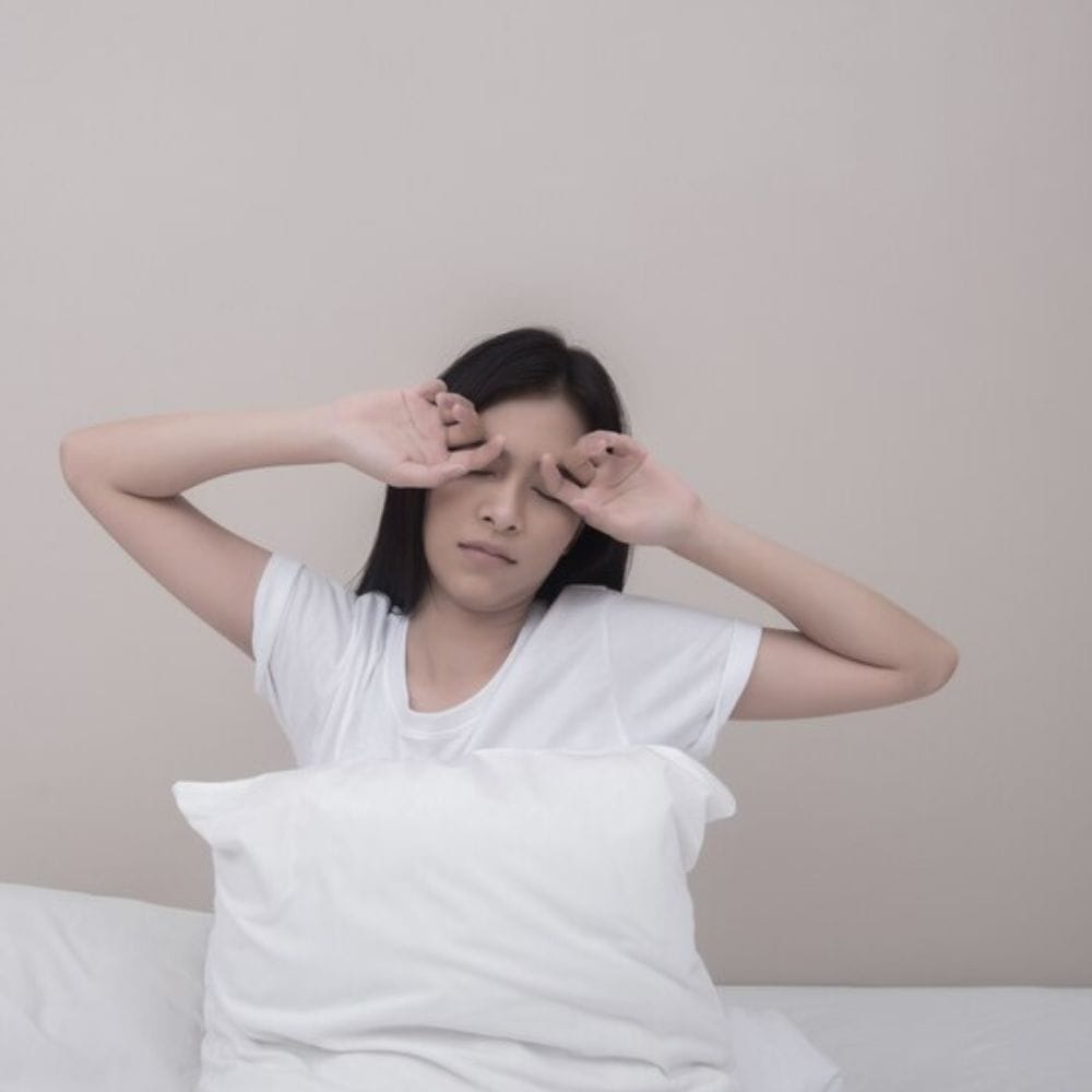 பக்கவாட்டில் அல்லது வயிற்றை அழுத்தி தூங்குபவர்களுக்கு எச்சில் வடிதல் ஏற்படுவதற்கான வாய்ப்புகள் அதிகம். இந்த நிலையில், வாய் முழுமையாக மூடப்படாமல், ஈர்ப்பு விசையால் எச்சில் வெளியேறும். நீங்கள் முதுகில் அழுத்தம் கொடுத்து தூங்குவதை வழக்கமாக்கிக் கொண்டால், இந்தப் பிரச்சனையை கணிசமாகக் குறைக்கலாம்.