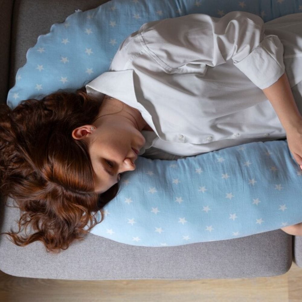 ஒருவருக்கு சளி, ஒவ்வாமை அல்லது சைனஸ் பிரச்சனைகள் இருக்கும்போது, ​​மூக்கு வழியாக சுவாசிப்பது கடினமாகிவிடும். இது வாய் சுவாசத்திற்கு வழிவகுக்கிறது. வாய் திறந்திருப்பதால், தூங்கும் போது எச்சில் சொட்டத் தொடங்குகிறது. சளி மற்றும் காய்ச்சலின் போதும் இப்படியான பிரச்சனை ஏற்படுகிறது.