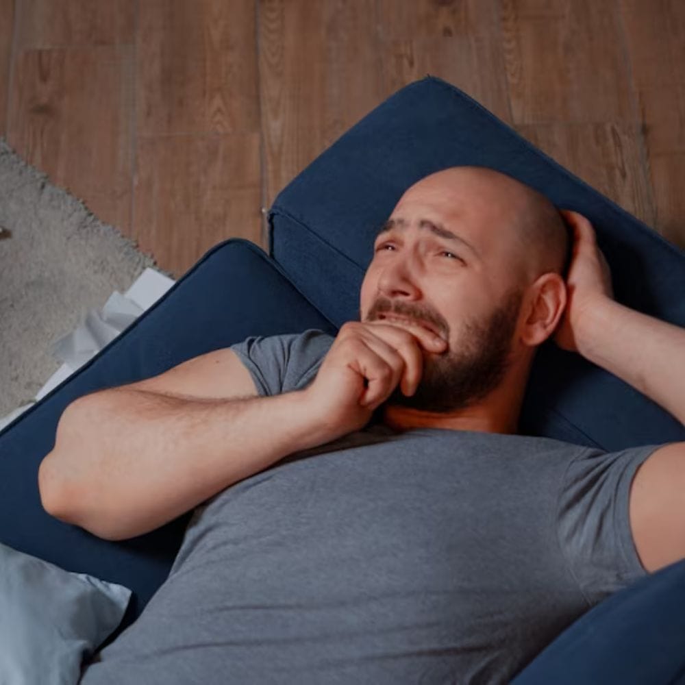 உங்களுக்கு அடிக்கடி நெஞ்செரிச்சல், புளிப்பு ஏப்பம் அல்லது தொண்டையில் எரியும் உணர்வு ஏற்பட்டால், அது அமில ரிஃப்ளக்ஸ் அறிகுறியாக இருக்கலாம். இந்த நிலையில், வயிற்று அமிலத்தின் விளைவுகளை எதிர்க்க உடல் அதிக எச்சிலை உற்பத்தி செய்கிறது. இந்த அதிகப்படியான எச்சில் பின்னர் தூக்கத்தின் போது வாயிலிருந்து வெளியேறும்.