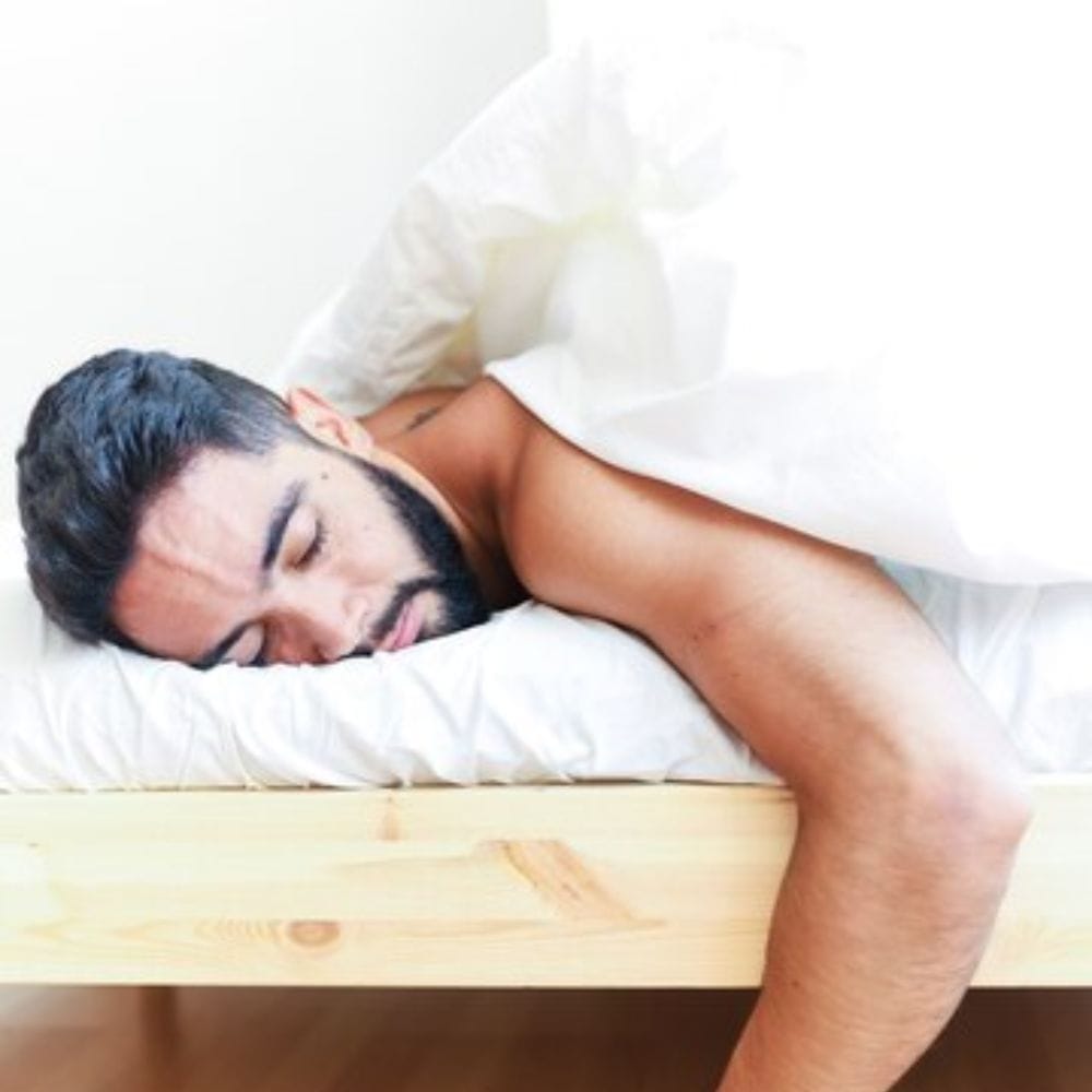 நீங்கள் சத்தமாக குறட்டை விடுதல், அடிக்கடி விழித்தெழுதல், காலையில் தலைவலி அல்லது சோர்வு, மற்றும் எச்சில் வடிதல் ஆகிய பிரச்சனையை எதிர்கொண்டால், இவை தூக்கத்தில் மூச்சுத்திணறல் அறிகுறிகளாக இருக்கலாம். இது இடைவிடாத சுவாசத்தால் வகைப்படுத்தப்படும் ஒரு தீவிர தூக்கக் கோளாறு ஆகும், உடனடியாக சிகிச்சையளிக்கப்படாவிட்டால், இதயப் பிரச்சினைகளுக்கு வழிவகுக்கும்.