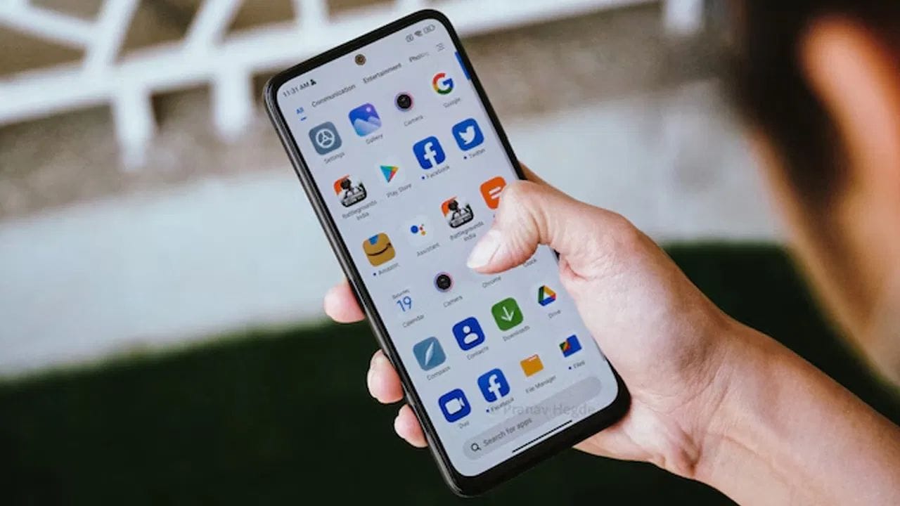 மத்திய அரசின் 2026 ஆம் ஆண்டுக்கான பட்ஜெட் கூட்டத்தொடர் இன்று (ஜனவரி 28, 2026) தொடங்கியுள்ளது. இதனை தொடர்ந்து, பிப்ரவரி 01, 2026 அன்று மத்திய பட்ஜெட் தாக்கல் செய்யப்பட உள்ளது. இந்த பட்ஜெட் குறித்து பல்வேறு துறைகள் மத்தியில் பல எதிர்பார்ப்புகள் எழுந்து வருகின்றன. இந்த நிலையில், பட்ஜெட்டுக்கு பிறகு ஸ்மார்ட்போன்கள், லேப்டாப்களின் விலை குறைய வாய்ப்பு உள்ளதா என்பது குறித்து விரிவாக பார்க்கலாம்.