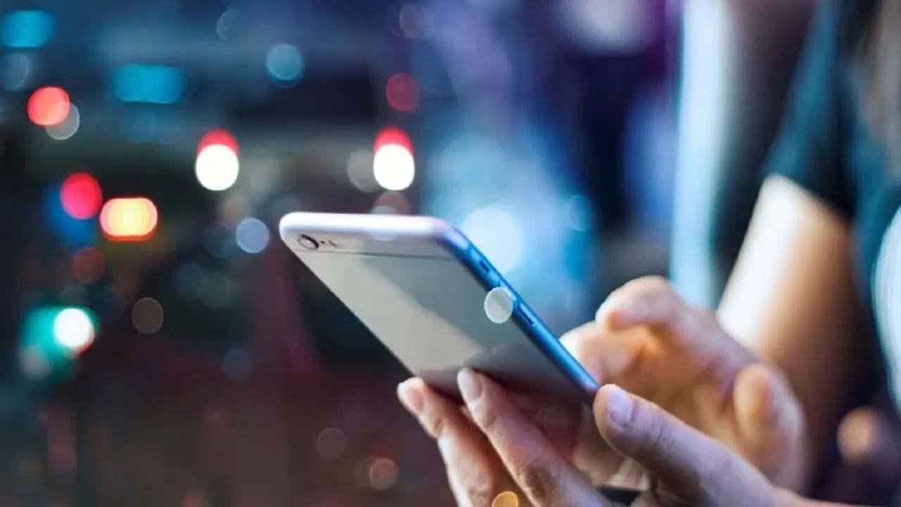 கடந்த சில மாதங்களாக ஸ்மார்ட்போன்களின்  விலை உயர்ந்து வருகிறது. இதற்கு செயற்கை நுண்ணறிவுக்கான தேவை அதிகரித்துள்ளது முக்கிய காரணமாக கருதப்படுகிறது. தற்போது அறிமுகம் செய்யப்படும் ஸ்மார்ட்போன்களில் அழைப்பு மற்றும் கேமராக்களை தாண்டி ஏஐ-க்கு அதிக சக்தி வாய்ந்த செயலிகள் மற்றும் பெரிய மெமரி சிப்கள் தேவைப்படும்.