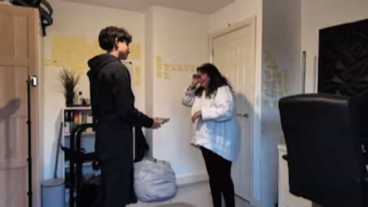 ரூ.12 லட்சம் கடன்...தாய்க்கு மகன் செய்த பேருதவி...சமூக வலைதளங்களில் குவியும் பராட்டு! ரூ.12 லட்சம் கடன்...தாய்க்கு மகன் செய்த பேருதவி...சமூக வலைதளங்களில் குவியும் பராட்டு!