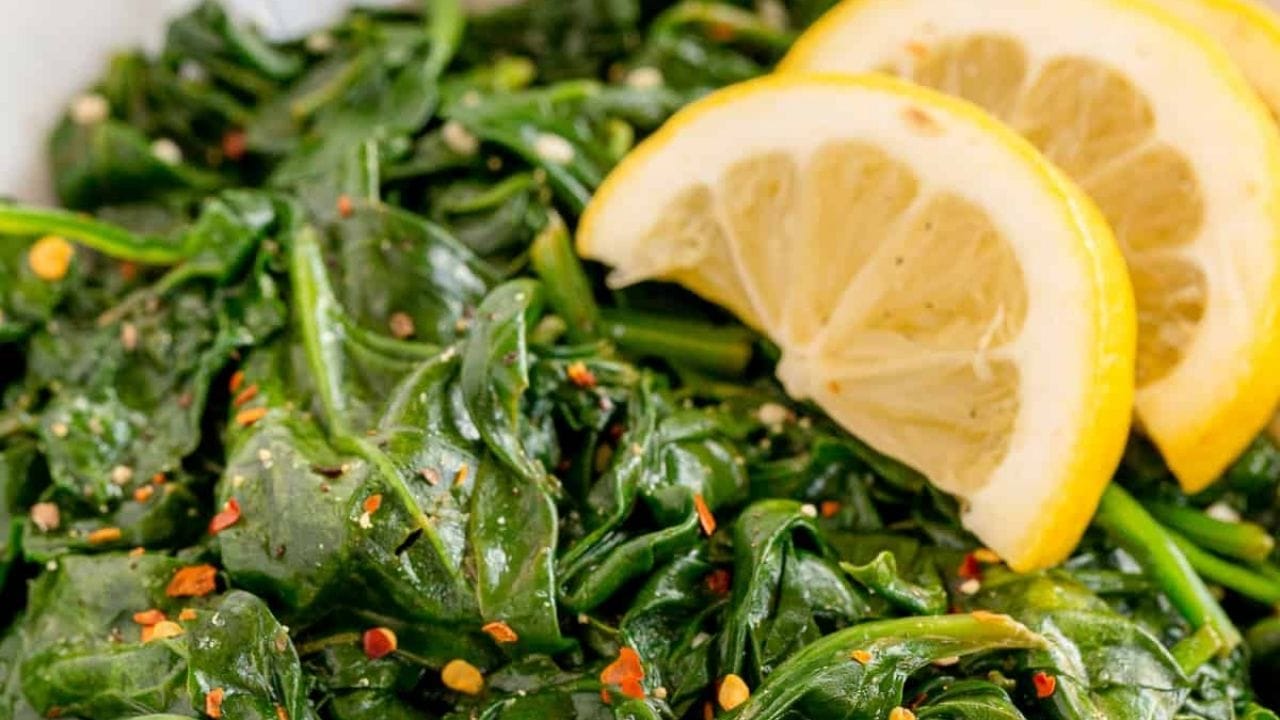 கீரை மற்றும் எலுமிச்சை: கீரையில் இரும்பு சத்து உள்ளது. ஆனால், அவற்றை நம் உடலால் எளிதாக பெறக முடியாத நிலை உள்ளது. இதனால் எலுமிச்சையுடன் சேர்த்து அதனை எடக்கும்போது, அதில் உள்ள வைட்டமின் C அந்த இரும்பு சத்தை பெற உதவுகிறது. இது ரத்தக்குழாயின் சீரான செயல்பாட்டுக்கும், ரத்த எருமைகளை உருவாக்குவதிலும் உதவுகிறது.