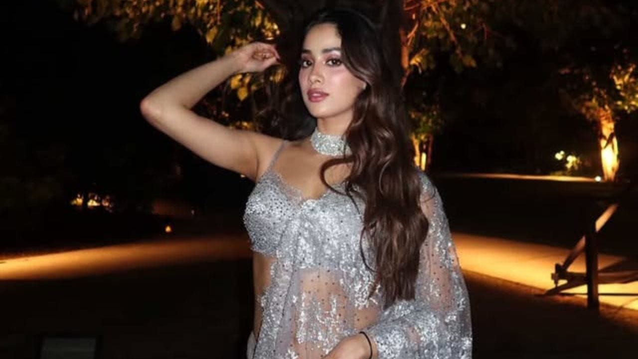 இப்படியாக நடிகை ஜான்வி கபூர் தெலுங்கு மற்றும் இந்தி போன்ற மொழி படங்களில் நடித்து அசத்திவருகிறார். இவரின் தாய், மறைந்த நடிகை ஸ்ரீதேவி என்பது அனைவருக்கும் தெரிந்ததே. தனது தாயின் இடத்தை தற்போது சினிமாவில் நடிகை ஜான்வி கபூர் பிடித்துவருகிறார் என்பது குறிப்பிடத்தக்கது. இவர் நேர்காணல் ஒன்றில் தனது தாய் ஸ்ரீதேவியின் இளமை ரகசியத்திற்கு கரணம் என்ன என்பது பற்றி கூறியுள்ளார்.