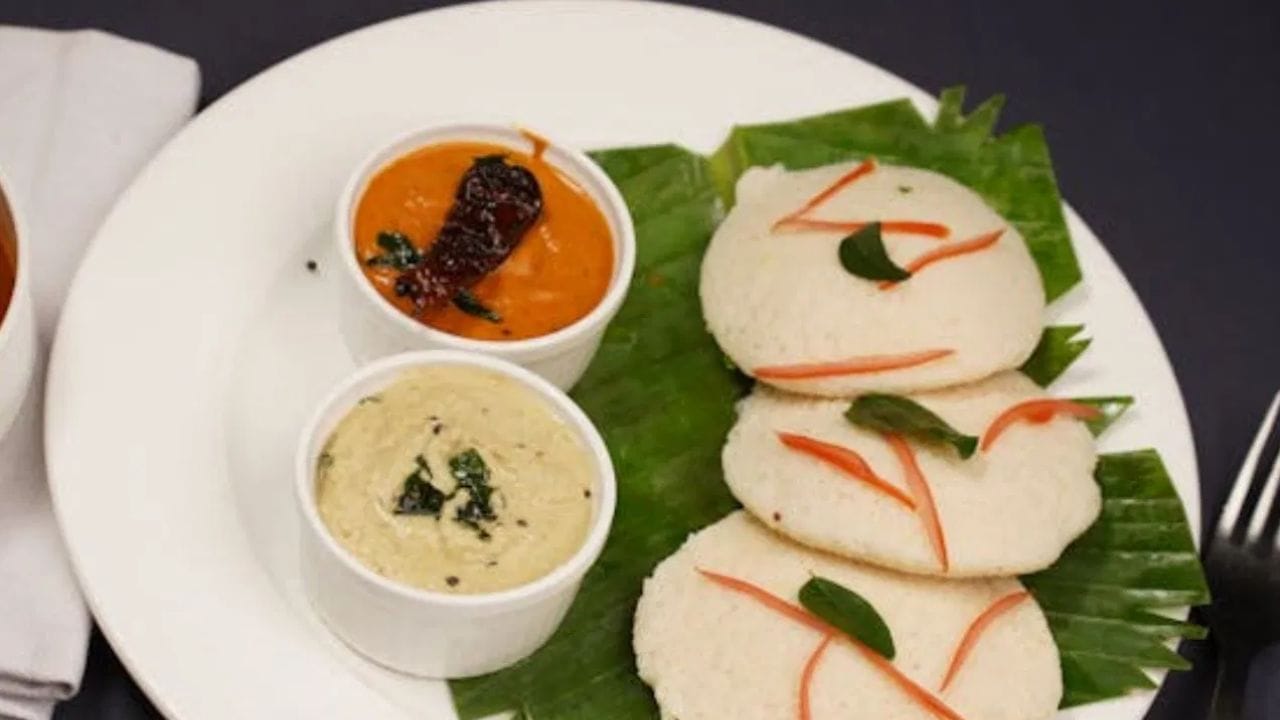 தென்னிந்தியாவில் பிரபலமான பல வேகவைத்த உணவுகள் இப்போது வட இந்தியாவில் விருப்பமான தெரு உணவுகளாக மாறிவிட்டன. தமிழ்நாட்டின் பாரம்பரிய உணவான இட்லி, இது தேங்காய் சட்னி அல்லது சாம்பாருடன் பரிமாறப்படுகிறது. அரிசி மாவுடன் கூடுதலாக, பருப்பு மாவு, ராகி கலந்து இட்லி தயாரிக்கப்படுகிறது. குழந்தைகள் முதல் பெரியவர்கள் வரை அனைவரும் சாப்பிட ஏற்றதாக இட்லி கருதப்படுகிறது. 
