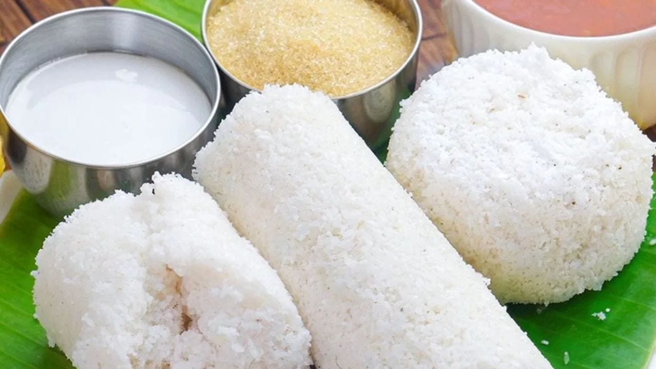 தென்னிந்தியாவில் கேரளாவில் தயாரிக்கப்படும் புட்டு பிரபலமானது, அரிசி மாவு மற்றும் தேங்காயுடன் தயாரிக்கப்படுகிறது. இது கருப்பு கடலை கறி, வாழைப்பழங்கள், நெய் மற்றும் பப்பாளியுடன் பரிமாறப்படும் ஆரோக்கியமான, எண்ணெய் இல்லாத காலை உணவு உணவாகும். சூடாக சாப்பிடும்போது இது அற்புதமான சுவையைக் கொண்டுள்ளது.