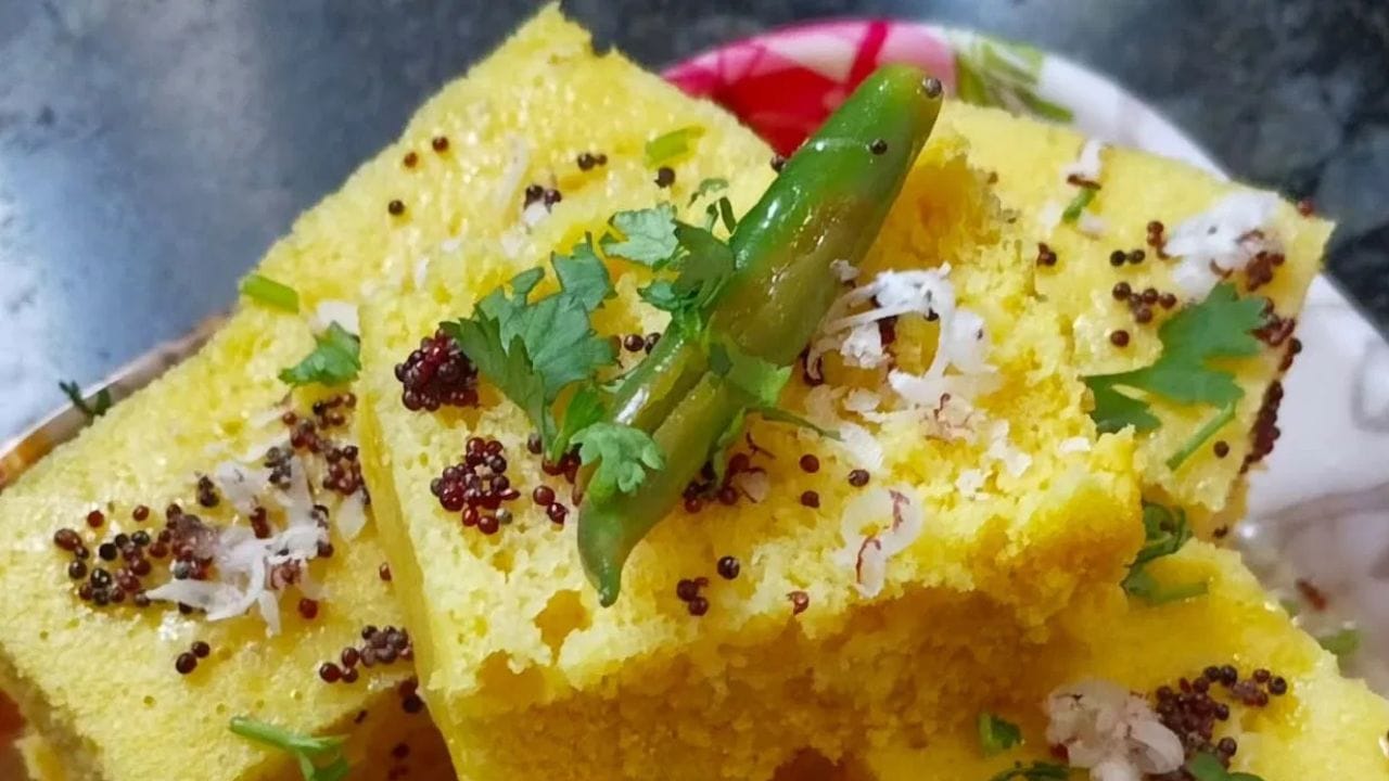 குஜராத்தி உணவு வகைகளைப் பற்றி பேசுகையில், டோக்லா உலகளவில் விரும்பப்படுகிறது. இது வேகவைத்து தயாரிக்கப்படுகிறது. இது காலை உணவிற்கு ஏற்றது. இது சிறிது எண்ணெய் மற்றும் பச்சை மிளகாய், கறிவேப்பிலை மற்றும் கடுகு போன்ற மசாலாப் பொருட்களுடன் தயாரிக்கப்படுகிறது.