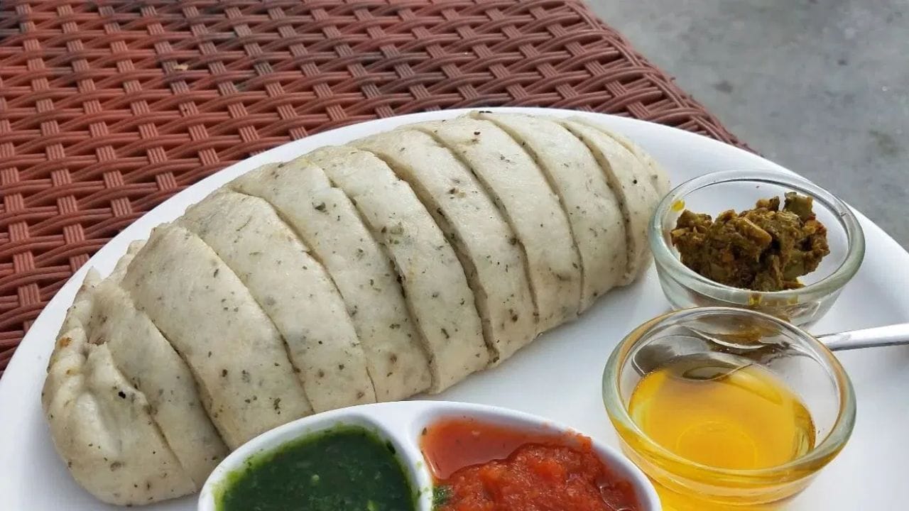 ஹிமாச்சலப் பிரதேசத்தின் உணவான சித்துவும் ஒரு பிரபலமான பாரம்பரிய உணவாகும். இது கோதுமை மாவுடன் தயாரிக்கப்பட்டு வால்நட் உள்ளிட்ட நட்ஸ் வகைகளும் சேர்க்கப்படுகின்றன. இது சூடாக பரிமாறப்பட்டு மேலே சிறிதளவு நெய்யும் சேர்க்கப்படுகிறது. புதினா சட்னி ஒரு அற்புதமான சைடிஷ்ஷாக பார்க்கப்படுகிறது.