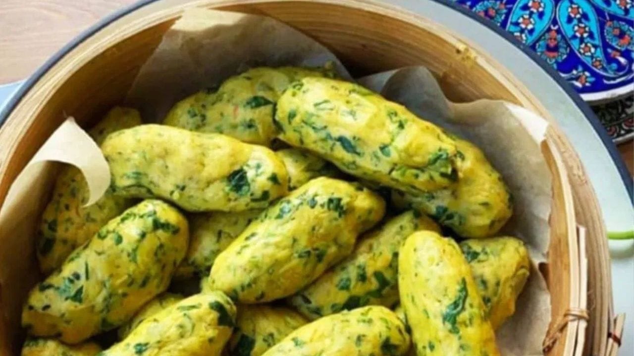 குஜராத்தில், பச்சை வெந்தயத்தில் எண்ணற்ற உணவுகள் தயாரிக்கப்படுகின்றன, அவை சுவையாகவும் ஆரோக்கியமாகவும் இருக்கும். காலை உணவாக, நீங்கள் மேத்தி முத்தியாவை முயற்சி செய்யலாம். பச்சை வெந்தய இலைகளை நறுக்கி, கடலை மாவுடன் பிசைந்து, பின்னர் முத்தியாவாக உருட்டி, வேகவைக்கப்படுகிறது. சமைத்த பிறகு, அதை துண்டுகளாக வெட்டி, சிறிது எண்ணெய், கடுகு, எள் போன்றவற்றுடன் பதப்படுத்தப்படுகிறது.