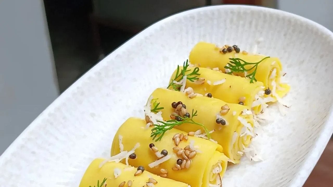 கடலை மாவு கொண்டு தயாரிக்கப்படும் பத்ரா அல்லது பட்டோட், வட இந்தியாவில் மிகவும் பிரபலமானது. கடலை மாவை அடுக்குகளாக இலைகளில் தடவி, பின்னர் உருட்டி வேகவைக்கப்படுகிறது. இந்த ரோல்களை துண்டுகளாக வெட்டிய பிறகு, கடுகு, சீரகம், பெருங்காயம், பச்சை மிளகாய் மற்றும் எள் ஆகியவற்றை சிறிது எண்ணெயில் சேர்த்து பொன்னிறமாகும் வரை வறுக்கப்படுகிறது.