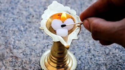 வீட்டில் கற்பூரம் ஏற்றி வழிபாடு.. எந்த நேரம் சிறந்தது, பலன்கள்!