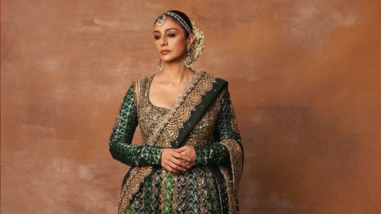 பான் இந்திய சிறந்த நடிகைகளில் ஒருவராக இருந்து வருபவர் தபு. இவர் தமிழில் தல அஜித் குமாரின் கண்டுகொண்டேன் கண்டுகொண்டேன் என்ற படத்தில் நடித்து தமிழ் ரசிகர்கள் மத்தியில் மிகவும் பிரபலமானார். பாலிவுட் நடிகையான இவர் ஹாலிவுட்டிலும் படங்களில் நடித்துள்ளார். 