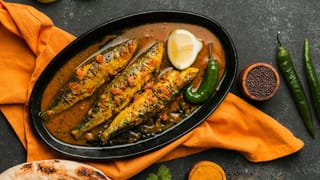 Food Recipes: சூடான சாதத்திற்கு சூப்பர் ரெசிபி.. சுவையான மீன் குழம்பு செய்வது எப்படி?