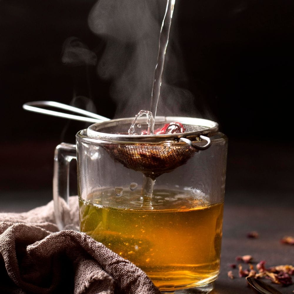 வெறும் வயிற்றில் டீ குடிப்பதால் செரிமானம் மெதுவாகிறது. அதன் விளைவுகள் நாள் முழுவதும் காணப்படுகின்றன. உணவு சரியாக ஜீரணமாகாது. வயிறு கனமாக உணர்கிறது. பல நேரங்களில் மலச்சிக்கல் அல்லது அஜீரணப் பிரச்சினைகள் இருக்கலாம். நீண்ட காலத்திற்கு, இந்தப் பழக்கம் செரிமான அமைப்பை பலவீனப்படுத்துகிறது.