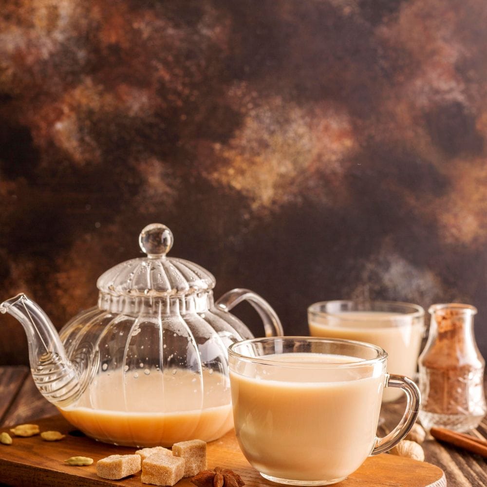 வெறும் வயிற்றில் காஃபின் உட்கொள்வது உங்கள் இதயத் துடிப்பை வேகமாக அதிகரிக்கச் செய்யும். இது பயம், பதட்டம், எரிச்சல் மற்றும் கைகளில் நடுக்கம் போன்ற பிரச்சனைகளை ஏற்படுத்தும். இதனால்தான் பலர் காலையில் டீ அருந்திய பிறகு பதட்டமாக உணர்கிறார்கள்.