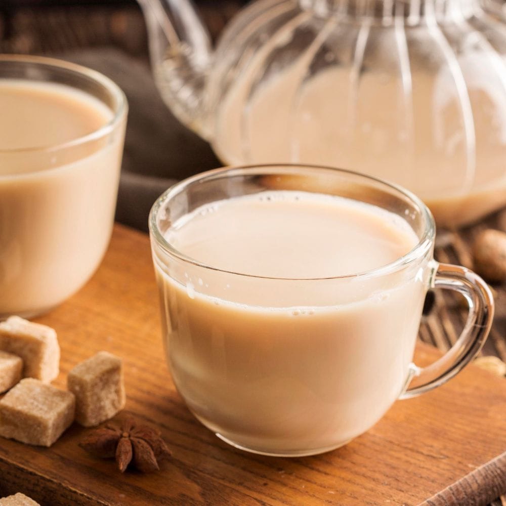 வெறும் வயிற்றில் டீ குடிப்பது வயிற்றைப் பாதிக்கும். டீயில் உள்ள காஃபின் மற்றும் டானின் வயிற்றில் அமிலங்களை அதிகரிக்கின்றன. வயிறு காலியாக இருக்கும்போது, ​​இந்த அமிலம் வயிற்றின் உட்புறப் புறணியை நேரடியாக சேதப்படுத்துகிறது. இது வாயு, நெஞ்செரிச்சல், மார்பு வலி மற்றும் அமிலத்தன்மை பிரச்சனைகளை ஏற்படுத்தும்.