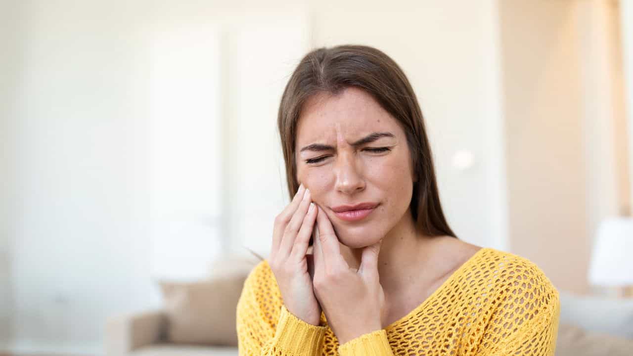 Teeth Care: எது சாப்பிட்டாலும் பல் கூச்சமா..? வீட்டிலேயே சரிசெய்யும் எளிய குறிப்புகள்..!