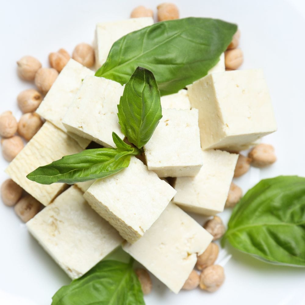 வாரத்தில் 4 அல்லது அதற்கு மேற்பட்ட நாட்கள் டோஃபு சாப்பிடுபவர்களுக்கு மாரடைப்பு ஏற்படும் அபாயம் குறைவாக இருப்பதாகவும் கூறப்படுகிறது. அதிகமாக டோஃபு சாப்பிடுவது நுரையீரல் புற்றுநோய் அல்லது புரோஸ்டேட் புற்றுநோய் அபாயத்தை 10 சதவீதம் வரை குறைக்கலாம்.