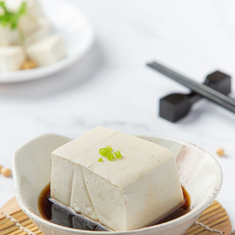 டோஃபு குறைந்த கிளைசெமிக் குறியீட்டைக் கொண்டிருப்பதால், அது இரத்த சர்க்கரை அளவை திடீரென அதிகரிப்பதில்லை. இதனால்தான் டோஃபு டைப்-2 சர்க்கரை நோயாளிகளுக்கு ஒரு சிறந்த உணவாகக் கருதப்படுகிறது.