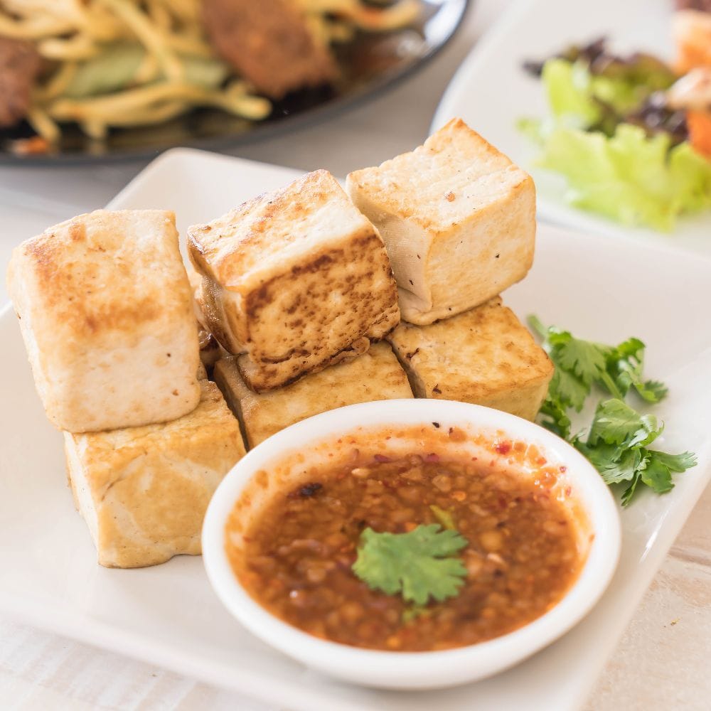 டோஃபுவில் கலோரிகள் குறைவாகவும், புரதம் அதிகமாகவும் உள்ளது. இதை சாப்பிடுவது நீண்ட நேரம் வயிறு நிரம்பிய உணர்வைத் தரும், இது தேவையற்ற கலோரிகளை உட்கொள்வதைத் தவிர்க்கவும், உங்கள் எடையைக் கட்டுக்குள் வைத்திருக்கவும் உதவும்.