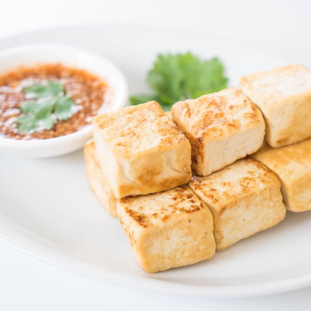 டோஃபுவில் உள்ள ஐசோஃப்ளேவோன்கள் கெட்ட கொழுப்பை (LDL) குறைக்க உதவுகின்றன. இதை தொடர்ந்து உட்கொள்வது இரத்த அழுத்தத்தைக் கட்டுப்படுத்தவும் இதய நோய்களின் அபாயத்தைக் குறைக்கவும் உதவுகிறது.