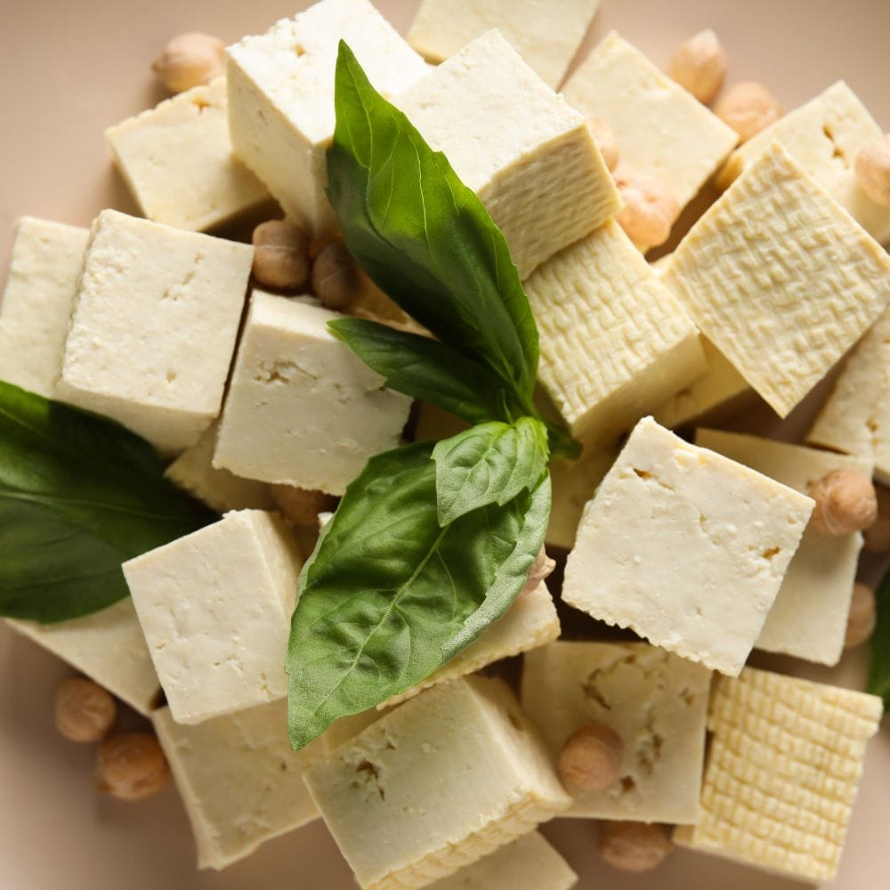 டோஃபுவில் கால்சியம் மற்றும் மெக்னீசியம் நிறைந்துள்ளது. இது எலும்புகளை பலப்படுத்துகிறது. ஆஸ்டியோபோரோசிஸ் போன்ற பிரச்சனைகளைத் தடுப்பதில் டோஃபு பயனுள்ளதாக இருக்கும் என்பதை நிரூபிக்கிறது.