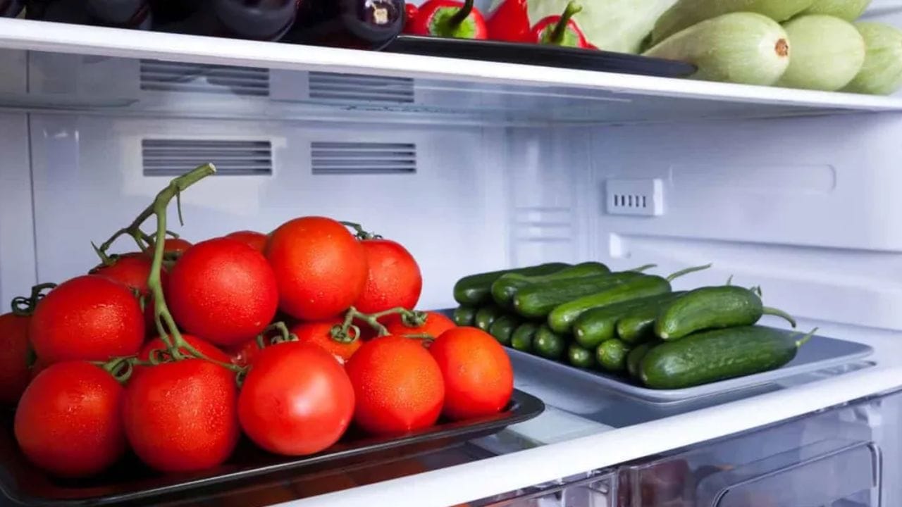 இந்திய சமையலில் பயன்படுத்தும் தக்காளி சாம்பார் முதல் சட்னி வரை பலவிதமான உணவுகளில் முக்கியப் பங்கு வகிக்கிறது. தற்காலத்தில் பெரும்பாலான வீடுகளில் குளிர்சாதனப் பெட்டி இருப்பதால், காய்கறிகளை அதில் சேமித்து வைப்பது வழக்கமாகிவிட்டது. ஆனால், தக்காளியை நீண்ட நாட்கள் குளிர்சாதனப் பெட்டியில் வைத்திருப்பது அதன் தரம் மற்றும் சுவையை பாதிக்கக்கூடும் என்பதைப் பலர் அறிவதில்லை.