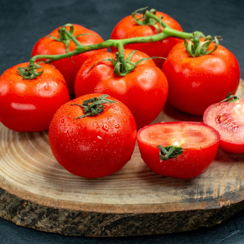 தோராயமாக 95 சதவீதம் தண்ணீர் நிறைந்த தக்காளி, உடலை நீரேற்றமாக வைத்திருக்க உதவுகிறது. கோடை காலத்தில் பச்சையாக தக்காளியை சாப்பிடுவது சோர்வு, தலைவலி மற்றும் நீரிழப்பு ஆகியவற்றைத் தடுக்க உதவும்.