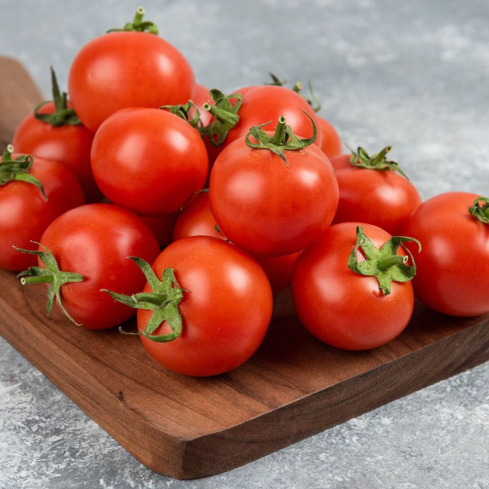 பச்சையான தக்காளியில் நீர் மற்றும் நார்ச்சத்து நிறைந்துள்ளது. இது மலச்சிக்கல், வாயு மற்றும் வீக்கம் போன்ற பிரச்சனைகளைப் போக்க உதவுகிறது மற்றும் ஆரோக்கியமான செரிமான அமைப்பைப் பராமரிக்கிறது.