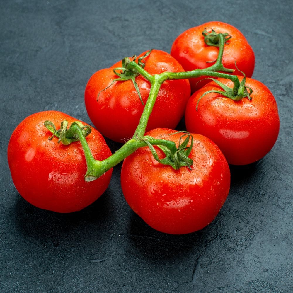 இயற்கையாகவே பளபளப்பான சருமம் வேண்டுமென்றால், உங்கள் உணவில் பச்சை தக்காளியைச் சேர்த்துக் கொள்ளுங்கள். அவற்றின் லைகோபீன், பீட்டா கரோட்டின் மற்றும் வைட்டமின் சி உள்ளடக்கம் சருமத்தின் வயதை மெதுவாக்கும் மற்றும் அதற்கு புதிய தோற்றத்தை அளிக்கும்.