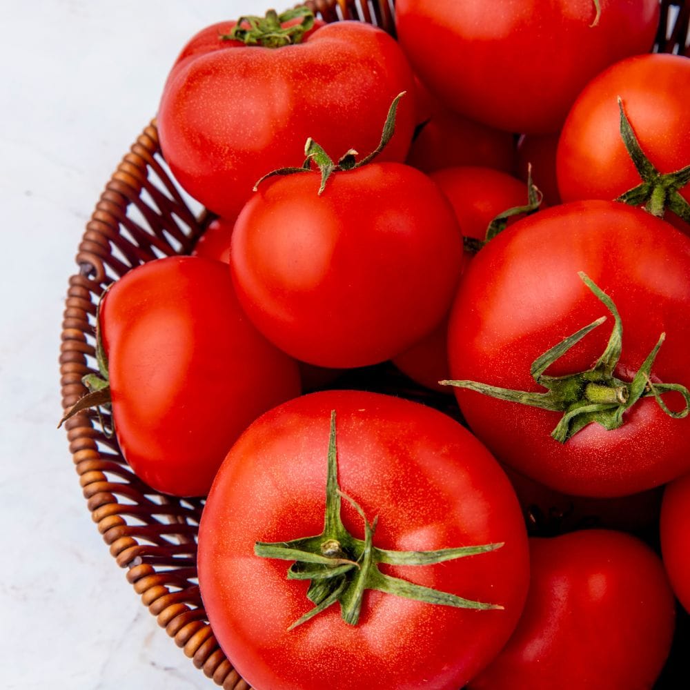 தக்காளியில் உள்ள பொட்டாசியம் மற்றும் லைகோபீன் இதய ஆரோக்கியத்திற்கு பங்களிக்கின்றன. அவை இரத்த அழுத்தத்தை சீராக்க உதவுகின்றன மற்றும் கெட்ட கொழுப்பைக் குறைக்கின்றன. இது மாரடைப்பு மற்றும் பக்கவாதம் ஏற்படும் அபாயத்தைக் குறைக்கும்.