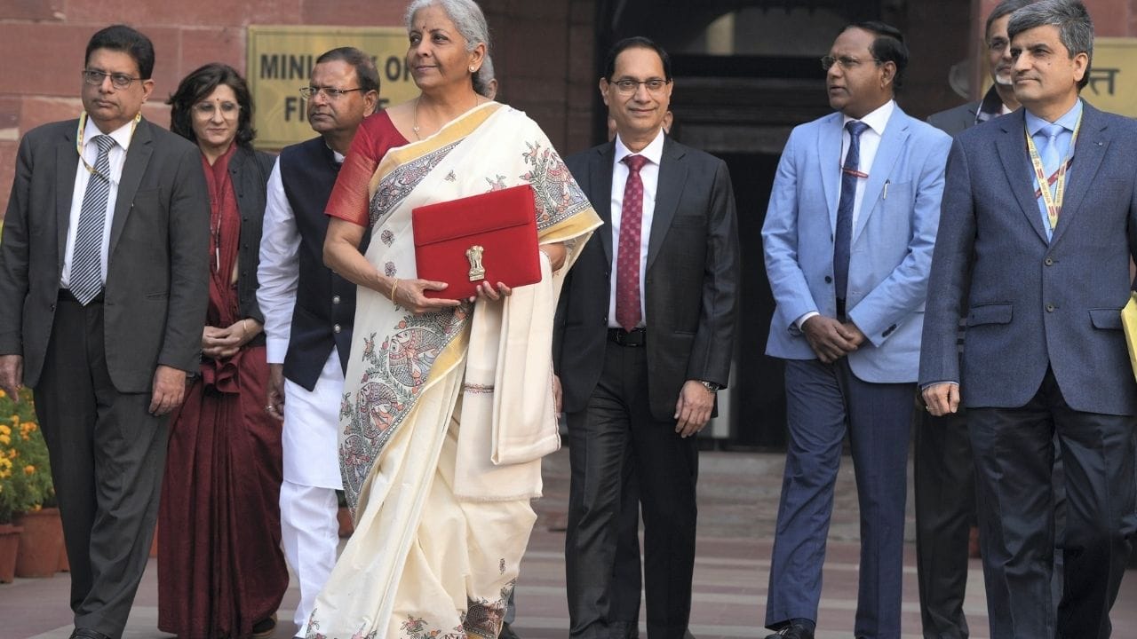 மத்திய அரசின் பட்ஜெட் கூட்டத்தொடர் ஜனவரி 28, 2026 முதல் தொடங்க உள்ளது. இந்த நிலையில், பிப்ரவரி 1, 2026 அன்று மத்திய நிதித்துறை அமைச்சர் நிர்மலா சீதாராமன் 2026 ஆம் ஆண்டுக்கான மத்திய பட்ஜெட்டை  தாக்கல் செய்ய உள்ளார். இந்த நிலையில் வருமான வரி செலுத்தும் நபர்கள், தொழில் செய்யும் நபர்கள், நடுத்தர வர்க்கத்தினர் அனைவரும் அரசின் அறிவிப்புகளை எதிர்ப்பார்த்து காத்திருக்கின்றனர். 
