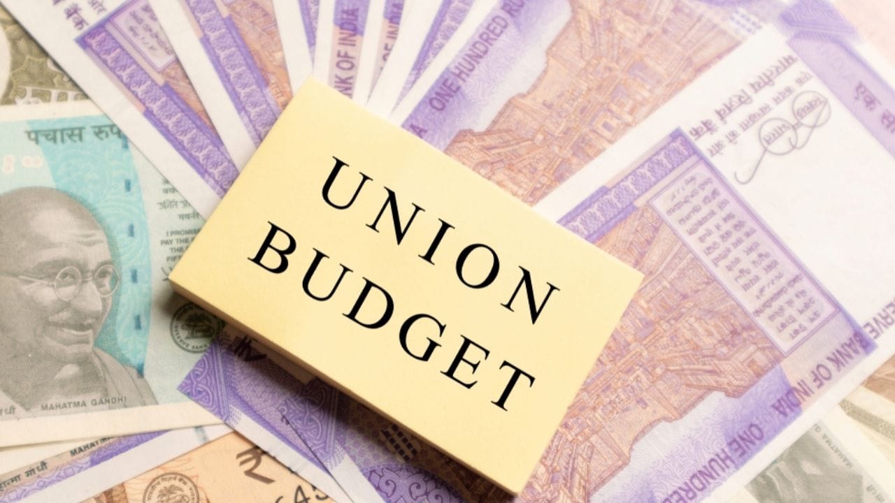 பட்ஜெட் 2026-ல் ஸ்டாண்டர்ட் டிடக்ஷன் வரம்பை ரூ.75,000-இலிருந்து ரூ.1 லட்சமாக உயர்த்த வேண்டும் என்ற கோரிக்கை வரி செலுத்துபவர்களிடையே வலுப்பெற்று வருகிறது. இந்த மாற்றம் செய்யப்படும் பட்சத்தில், ஆண்டு வருமானம் ரூ.13 லட்சம் வரை வரி இல்லாத நிலைக்கு செல்லும்.