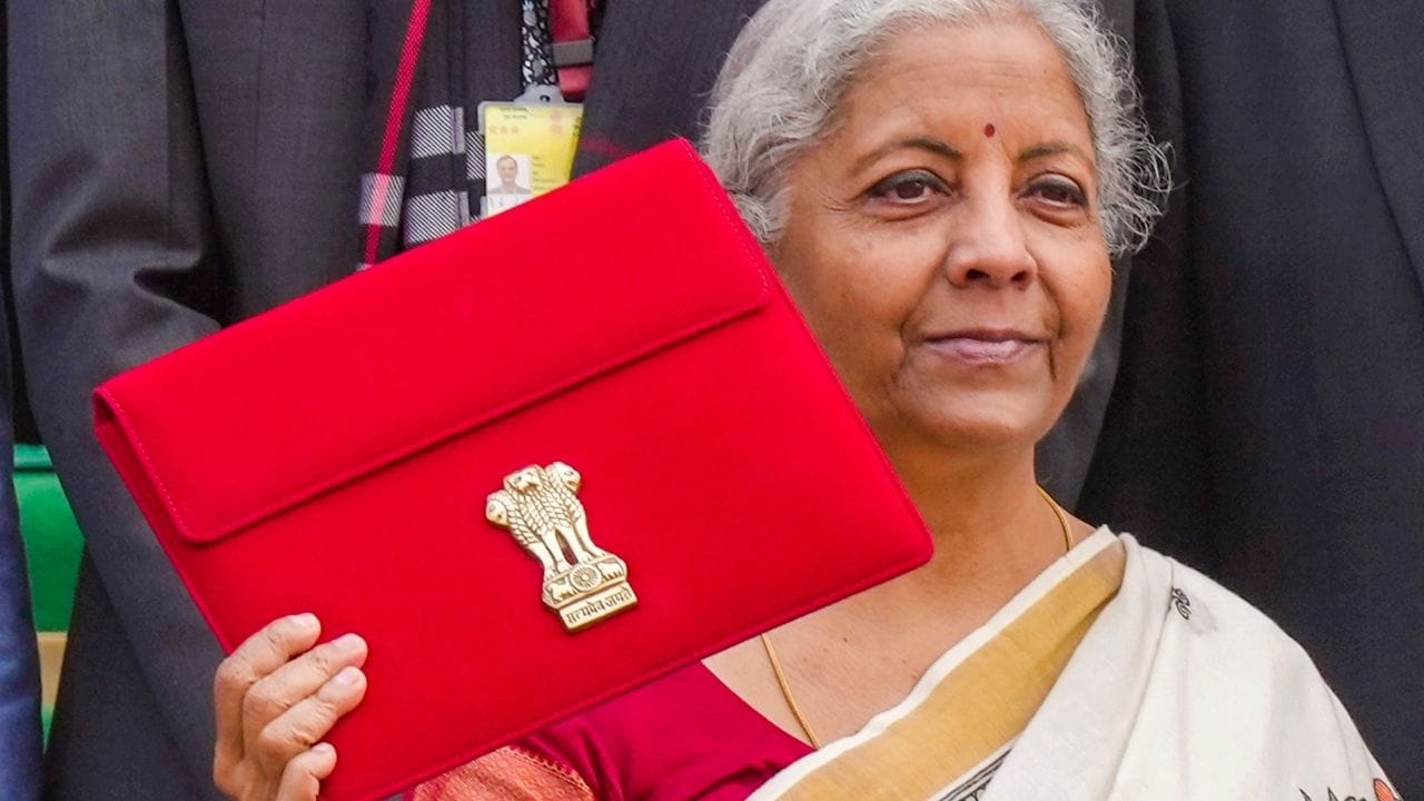 பட்ஜெட் 2026க்கு இன்னும் இரண்டு வாரங்களுக்கும் குறைவான காலமே உள்ள நிலையில், நாடு முழுவதும் உள்ள வரி செலுத்துபவர்கள் மத்தியில் எதிர்பார்ப்பு அதிகரித்துள்ளது. இந்த ஆண்டு மத்திய நிதியமைச்சர் நிர்மலா சீதாராமன் பிப்ரவரி 1, 2026 அன்று, ஞாயிற்றுக்கிழமை, மத்திய பட்ஜெட்டை தாக்கல் செய்ய உள்ளார். 
