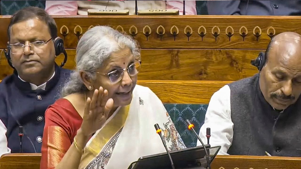 கடந்த பட்ஜெட் 2025ல், மத்திய அரசு மக்களின் வாங்கும் திறனை ஊக்குவிக்கும் நோக்கில் வருமான வரியில் முக்கிய மாற்றங்களை அறிவித்தது. குறிப்பாக, 12 லட்சம் ரூபாய் வரையிலான ஆண்டு வருமானத்திற்கு வருமான வரி இல்லை என அறிவிக்கப்பட்டது. ஊதியதாரர்களுக்கு வழங்கப்படும் ரூ.75,000 நிலையான விலக்கு (Standard Deduction) சேர்த்து கணக்கிட்டால், ரூ.12.75 லட்சம் வரை வருமானம் வரி செலுத்த தேவையில்லாத நிலை ஏற்பட்டது.