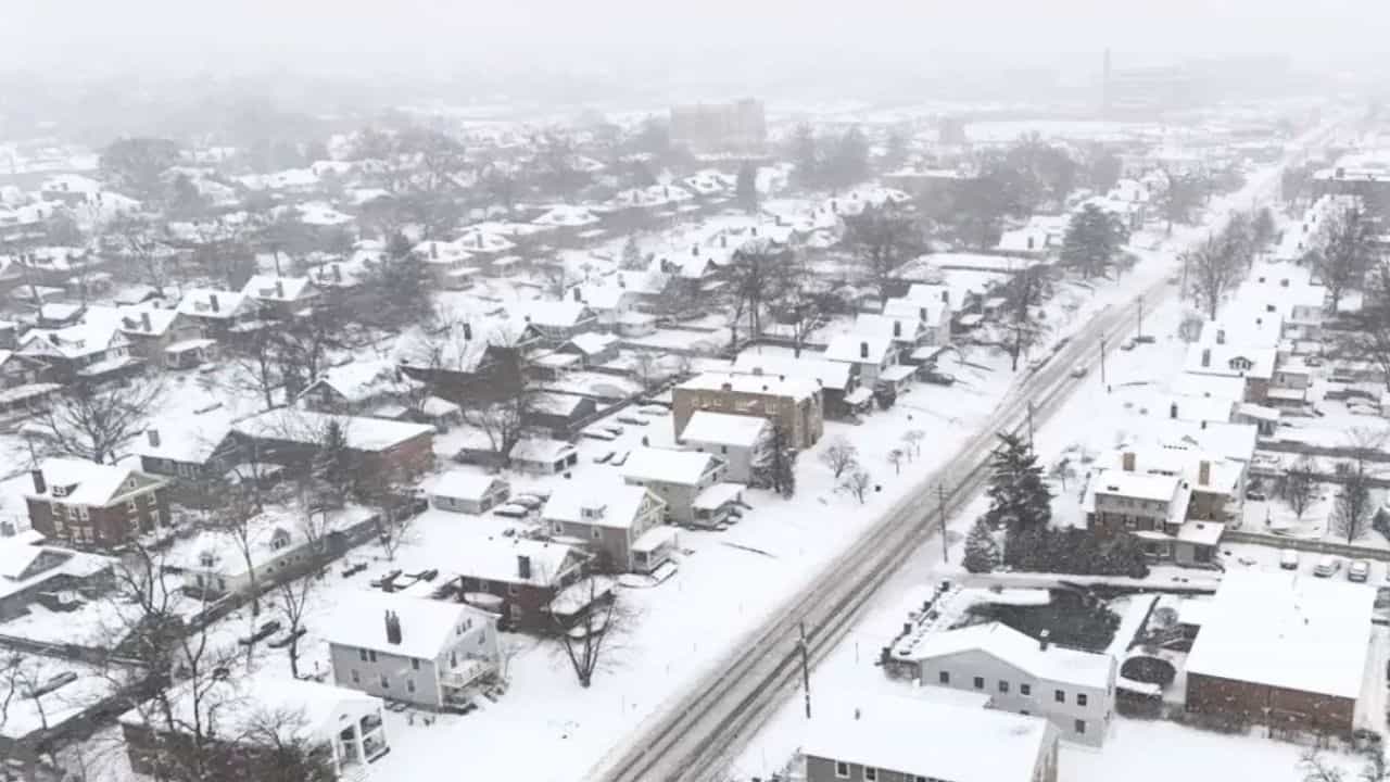 அமெரிக்காவை புரட்டிப்போட்ட பனிப்புயல்.. அதிகரிக்கும் உயிரிழப்புகள்.. விமானங்கள் ரத்து!