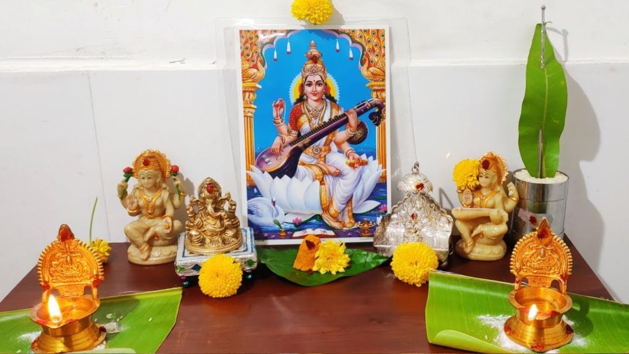 வசந்த பஞ்சமி தினத்தில் மஞ்சள் நிறத்துக்கு முக்கியத்துவம் கொடுக்கப்படும். சரஸ்வதி தேவிக்கு மஞ்சள் நிற ஆடை அணிவித்தும், மஞ்சள் நிற மலர் மாலை சூட்டியும், லட்டு போன்ற மஞ்சள் நிற நைவேத்தியங்கள் படைத்தும் வழிபடுகிறார்கள். பூஜையில் வைக்கப்படும் பிள்ளையாரையும் மஞ்சளில் பிடித்துதான் வைப்பார்கள். பஞ்சாப் பகுதிகளில் இந்த காலகட்டத்தில்தான் கடுகு செடியில் மஞ்சள் நிறப் பூக்கள் பரவலாக பூத்துக் குலுங்கும். அதனை அடிப்படையாகக் கொண்டே, அனைத்திலும் மஞ்சள் வண்ணம் பயன்படுத்தப்படுகிறது.