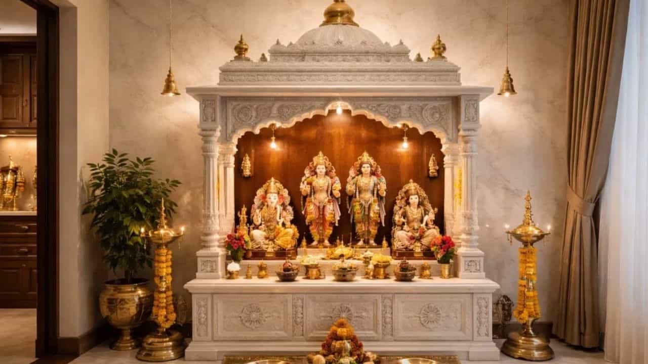 பூஜை அறை வாஸ்து டிப்ஸ்.. இந்த பொருட்களை மறந்தும் வைக்காதீங்க!