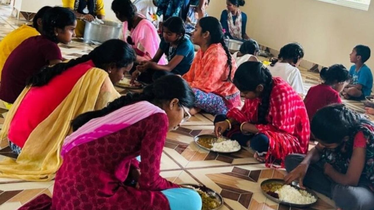 திருமணமாகாத இளம் பெண்களுக்கு உணவளியுங்கள்: வெள்ளிக்கிழமை அன்று, திருமணமாகாத மூன்று இளம் பெண்களை உங்கள் வீட்டிற்கு அழைத்து, அவர்களுக்குப் பாயசம் பரிமாறுங்கள். அவர்களுக்கு விடைபெறும் முன் தட்சிணை (பணம்) மற்றும் ஒரு மஞ்சள் துணியை வழங்குங்கள். இந்தச் சடங்கு லட்சுமி தேவியின் விரைவான அருளைப் பெற்றுத் தரும் என்று நம்பப்படுகிறது.