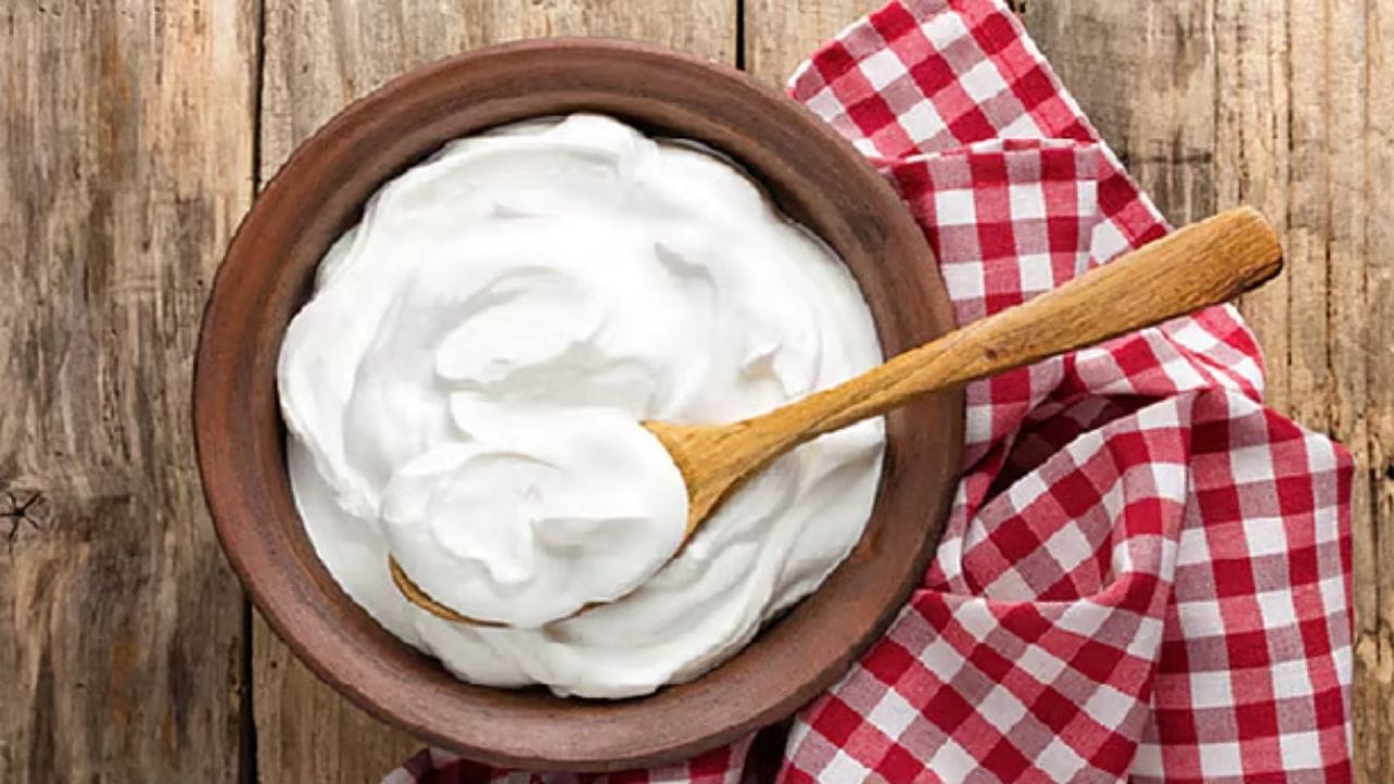 வீட்டிலிருந்து கிளம்பும் முன் இனிப்புத் தயிர் சாப்பிடுங்கள்: வேலைக்குச் செல்வதற்கு முன், சிறிதளவு இனிப்புத் தயிரைச் சாப்பிடுங்கள். இது மங்களகரமானதாகக் கருதப்படுகிறது மற்றும் அன்றைய நாளில் ஏற்படும் தடைகளை நீக்க உதவுகிறது.