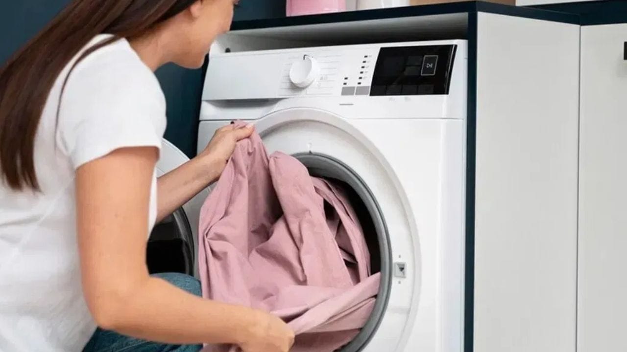 ஃப்ரண்ட் லோட் வாஷிங் மெஷின் துணிகளை செங்குத்தாக சுழற்றும் தொழில்நுட்பத்துடன் செயல்படுகின்றன. இது பிடிவாதமான கறைகளை அகற்றுவதில் மிகவும் பயனுள்ளதாக இருக்கும். இது டாப் லோடை விட குறைவான தண்ணீரையும் குறைந்த மின்சாரத்தையும் பயன்படுத்துகிறது. இதன் விளைவாக, மின்சார கட்டணம் குறைகிறது. இது துணிகளை மிகவும் மெதுவாக துவைக்கிறது. எனவே துணிகள் விரைவாக சேதமடையாது. வேலை செய்யும் போது சத்தம் குறைவாக இருக்கும்