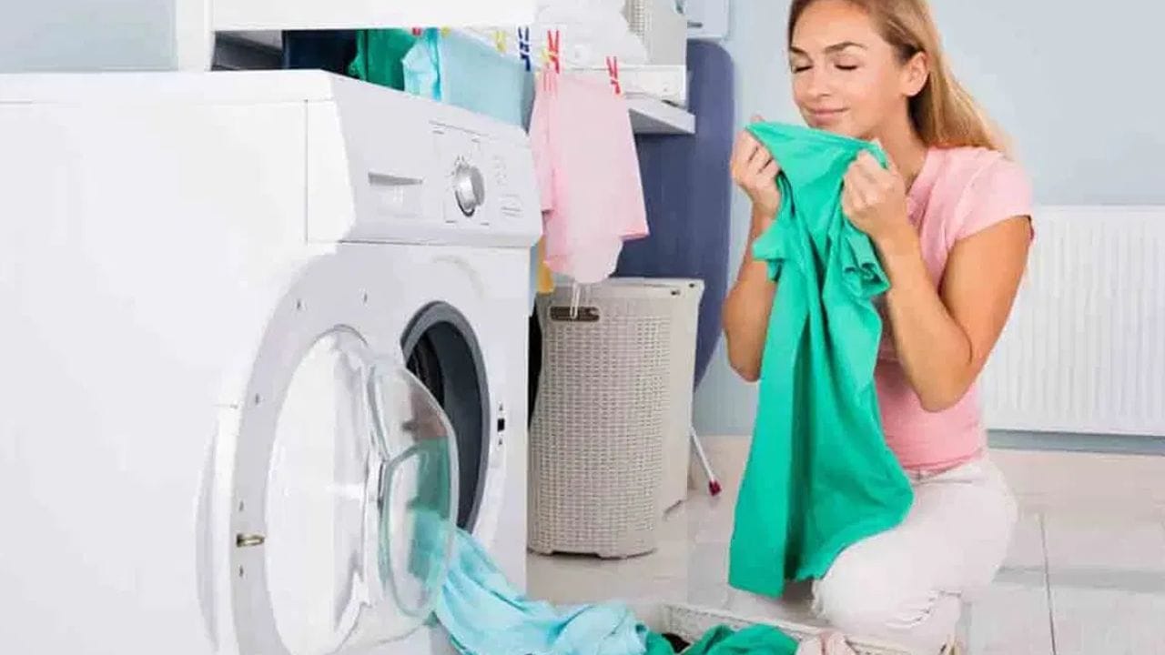 ஃப்ரண்ட் லோட் வாஷிங் மெஷின்  சற்று விலை அதிகம். சில சமீபத்திய மாடல்களைத் தவிர, நடுவில் துணிகளை வைக்க முடியாது. உள்ளே ஈரப்பதம் இருப்பதால் பூஞ்சை வளர வாய்ப்பு உள்ளது. அதனால்தான் பயன்படுத்திய பிறகு கதவை சிறிது நேரம் திறந்து வைக்க வேண்டும்.