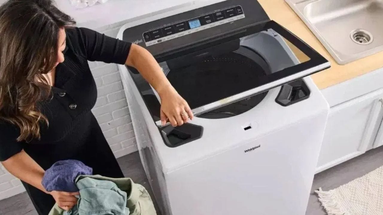 டாப் லோட்  துணிகளை கொஞ்சம் கடினமாக துவைக்க்கும். தண்ணீர் மற்றும் மின்சார நுகர்வு அதிகம். துணிகளை துவைத்த பிறகு ஈரப்பதமாக இருக்கும். எனவே உலர அதிக நேரம் எடுக்கும்.