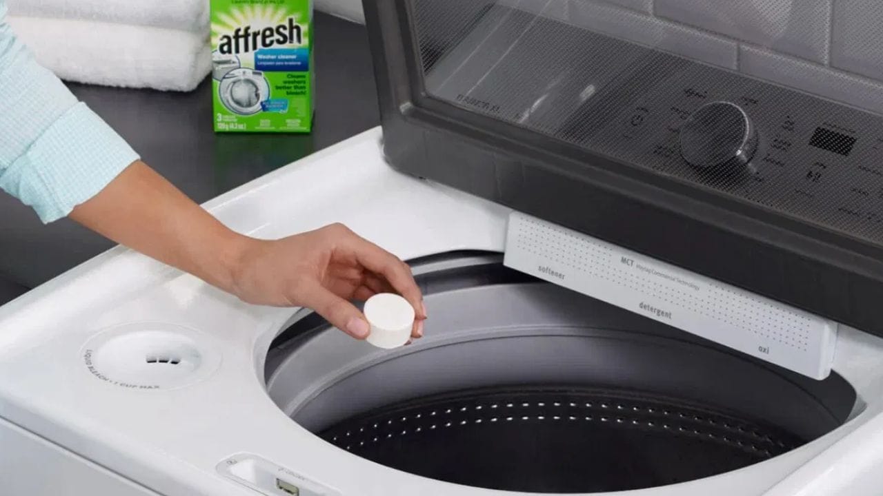 டாப் லோட் வாஷிங் மெஷினைத்தான் நம் நாட்டில் பலர் இவற்றை விரும்புகிறார்கள். இதில், துணிகளை மேலிருந்து போட வேண்டும். ஃப்ரண்ட் லோட் இயந்திரங்களுடன் ஒப்பிடும்போது இவை குறைந்த விலையில் கிடைக்கின்றன. சலவை செயல்முறையின் நடுவில் கூட நீங்கள் அதிக துணிகளைச் சேர்க்கலாம். இந்த இயந்திரத்தில் தண்ணீர் விரைவாக ஆவியாகிவிடுவதால், பூஞ்சை காளான் பிரச்சனை குறைவாக உள்ளது.